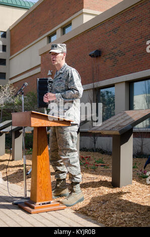 Le lieutenant général Stanley Clarke III, directeur de l'Air National Guard, parle à une foule de plus de 100 aviateurs, les amis et la famille au cours d'une cérémonie honorant les retraités à la base de la Garde nationale aérienne du Kentucky à Louisville, Ky., 12 avril 2014. Deux plaques de granit, énumérant les noms des gardes de l'air du Kentucky qui a pris sa retraite en 2013, ont été dévoilés lors de la cérémonie. (U.S. Photo de la Garde nationale aérienne d'un membre de la 1re classe Joshua Horton) Banque D'Images