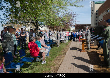 Le major-général Edward Tonini, adjudant général du Commonwealth du Kentucky, parle à une foule de plus de 100 aviateurs, les amis et la famille au cours d'une cérémonie honorant les retraités à la base de la Garde nationale aérienne du Kentucky à Louisville, Ky., 12 avril 2014. Deux plaques de granit, énumérant les noms des gardes de l'air du Kentucky qui a pris sa retraite en 2013, ont été dévoilés lors de la cérémonie. (U.S. Photo de la Garde nationale aérienne d'un membre de la 1re classe Joshua Horton) Banque D'Images