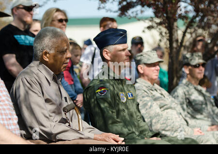 Plus de 100 gardes nationaux de l'air du Kentucky, les retraités, les amis et les membres de la famille ont participé à une cérémonie le 12 avril 2014, à la base de la Garde nationale aérienne du Kentucky à Louisville, Ky., honorer les membres de l'unité qui a pris sa retraite en 2013. Les retraités leurs noms sont inscrits sur deux plaques de granit qui ont été dévoilés lors de la cérémonie. (U.S. Photo de la Garde nationale aérienne d'un membre de la 1re classe Joshua Horton) Banque D'Images