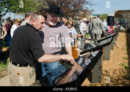 Plus de 100 gardes nationaux de l'air du Kentucky, les retraités, les amis et les membres de la famille ont participé à une cérémonie le 12 avril 2014, à la base de la Garde nationale aérienne du Kentucky à Louisville, Ky., honorer les membres de l'unité qui a pris sa retraite en 2013. Les retraités leurs noms sont inscrits sur deux plaques de granit qui ont été dévoilés lors de la cérémonie. (U.S. Photo de la Garde nationale aérienne d'un membre de la 1re classe Joshua Horton) Banque D'Images