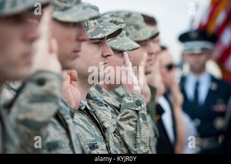 Le s.. Jonathan Vance, un spécialiste des finances du Kentucky Air National Guard's 123e Escadre de transport aérien, a été l'un des 15 gardes du Kentucky pour prêter le serment d'engagement dans la 2e rue Bridge à Louisville, Ky., Avril 12, 2014, dans le cadre de Thunder over Louisville's cérémonie d'ouverture. La masse de serment était dirigée par le Général Stanley E. Clarke III, directeur de l'Air National Guard. (U.S. Photo de la Garde nationale aérienne par le Major Dale Greer) Banque D'Images