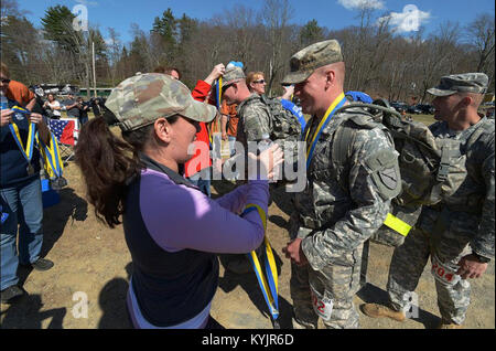 CONCORD, Massachusetts - Gardes nationaux de l'2123Rd Transportation Company, New Jersey Army National Guard, franchir la ligne d'arrivée après la marche le parc national historique Minute Man lors d'un ruck mile 26,2 Mars à rendre hommage aux membres du service et recueillir des fonds pour aider leurs membres survivants de la famille, le 19 avril 2014. Plusieurs des participants ont attaché à leur sac à dos les noms des membres du service qu'ils sont tombés à la marche en souvenir. En moyenne, chaque Ruck sac pèse 30 à 40 livres. (U.S. Photo de la Garde nationale par le sergent. Jerry Saslav, Massachusetts National Guard/Affaires publiques Relea Banque D'Images