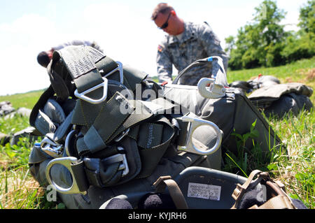 Avec un soldat de la Garde nationale du Kentucky du 20th Special Forces Group prépare son parachute l'équipement avant de sauter d'un hélicoptère UH-60 Blackhawk au camp Atterbury, Indiana, le 6 juin 2014. Le soldat a été l'un des plus d'une douzaine de cavaliers qui participait à un 70ème anniversaire D-Day saut commémoratif pour rendre hommage aux parachutistes qui ont perdu la vie au cours de l'invasion du Jour j au cours de la DEUXIÈME GUERRE MONDIALE. (Photo par le Sgt. David Bolton, 133e Détachement des affaires Public Mobile, Alabama Army National Guard) Banque D'Images