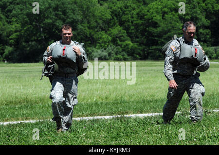 Avec les soldats de la Garde nationale du Kentucky du 20th Special Forces Group à pied retour à l'aire de rassemblement après le parachutisme 1 500 pieds d'un UH-60 Blackhawk hélicoptère sur Camp Atterbury, Indiana, le 6 juin 2014. Les soldats participaient à une commémoration du jour aller rendre hommage à les parachutistes qui ont perdu la vie au cours de l'invasion du Jour J DANS LA DEUXIÈME GUERRE MONDIALE. (Photo par le Sgt. David Bolton, 133e Détachement des affaires Public Mobile, Alabama Army National Guard) Banque D'Images