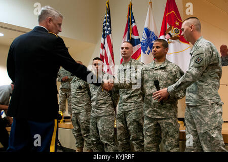 Le Sgt. Le major de l'Armée de Raymond F. Chandler III a rendu visite aux soldats de la Garde nationale de l'Ohio à l'Armory à Cincinnati, Ohio, le 11 juin 2014. (U.S. Photo de la Garde nationale par le sergent. Raymond Scott) Banque D'Images