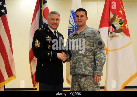 Le Sgt. Le major de l'Armée de Raymond F. Chandler III a rendu visite aux soldats de la Garde nationale de l'Ohio à l'Armory à Cincinnati, Ohio, le 11 juin 2014. (U.S. Photo de la Garde nationale par le sergent. Raymond Scott) Banque D'Images