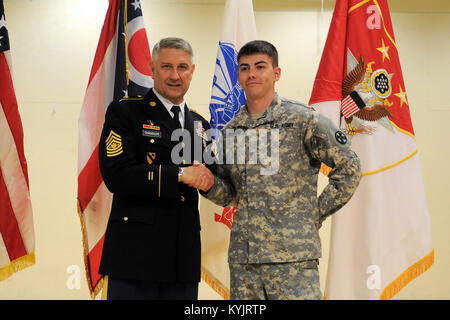 Le Sgt. Le major de l'Armée de Raymond F. Chandler III a rendu visite aux soldats de la Garde nationale de l'Ohio à l'Armory à Cincinnati, Ohio, le 11 juin 2014. (U.S. Photo de la Garde nationale par le sergent. Raymond Scott) Banque D'Images