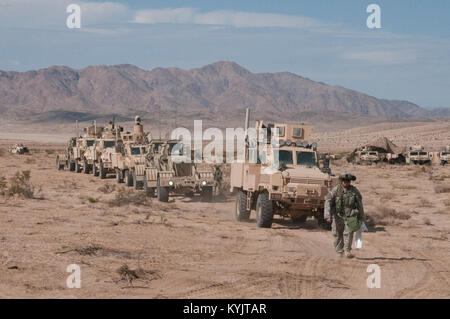 L'un des deux forfaits route composée de soldats de la Garde nationale du Kentucky 1123Rd Compagnie du Génie, (le Sapeur), et un peloton de l'Armée américaine du 441e compagnie du génie de réserve, route de déminage, retour d'une situation au centre de formation national 14-09 rotation à Fort Irwin, en Californie, du 2 au 22. (U.S. Photo de l'armée par le sergent. Debralee Meilleur) Banque D'Images