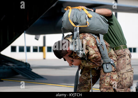 L'armée italienne Le Cpl. Felerico Yagliaroll du 186ème régiment de parachutistes reçoit de l'aide avec son équipement à partir d'un autre soldat italien alors qu'il se prépare à bord d'un Kentucky Air National Guard C-130 Hercules au Base aérienne de Ramstein, en Allemagne, le 5 septembre 2014, au cours de l'opération Sabre Junction. L'unité du Yagliaroll participe à l'opération avec des troupes de 17 pays de l'OTAN. (U.S. Photo de la Garde nationale aérienne par Slt James W. Killen/libérés) Banque D'Images