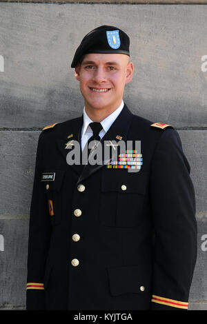 2LT Bradley Michael Osbourne (ville natale : Louisville, Kentucky) est le fils de Michael SFC Osbourne et Donna Osbourne. 2LT Osbourne est en ce moment un étudiant à temps plein et gagnera son baccalauréat en justice pénale de l'Eastern Kentucky University au printemps 2015. 2LT Osbourne enrôlé 23 décembre 2004 dans l'United States Marine Corps et déployés à partir de septembre 2012 à juillet 2013 à l'appui de l'opération Enduring Freedom, Corne de l'Afrique, à Djibouti. Il sera avec l'Artillerie de ramification HHB 2/138ème loin de Lexington. Banque D'Images