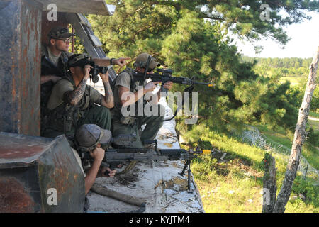 Soldats affectés à la Compagnie Bravo 1/149ème bataillon d'infanterie, la Garde nationale du Kentucky, une patrouille sur place possible à partir de la 27ème Infantry Brigade Combat Team, New York Garde nationale, au cours de leur exercice annuel d'entraînement, le 21 juillet 2016, à Joint Readiness Training Center, Fort Polk, en Louisiane le 1/149ème agissent comme forces de l'opposition au cours de cette partie de l'exercice comme une occasion de perfectionner leur et le 27e IBCT tactiques offensives et défensives. Banque D'Images