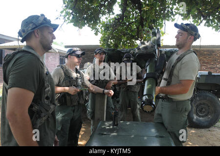 Militaire US Army National Guard training et aider. Banque D'Images