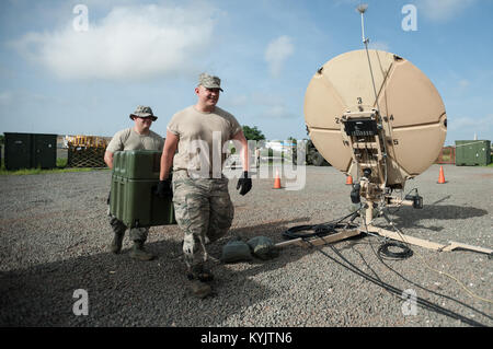 Le sergent-major de la Force aérienne. John May, à gauche, et l'Aviateur de l'Armée de l'air hauts Alex Vincent du Kentucky Air National Guard's 123e groupe le Plan d'intervention transport d'équipement dans le centre d'opérations commun à l'aéroport International Léopold Sédar Senghor de Dakar, Sénégal, 5 octobre 2014, à l'appui de l'opération United de l'aide. Plus de 80 gardes de l'air du Kentucky s'est levé une base d'étape intermédiaire à l'aéroport qui vous funnel fournitures humanitaires et de matériel vers l'Afrique de l'Ouest dans le cadre de l'effort international de lutte contre le virus Ebola. (U.S. Photo de la Garde nationale aérienne par le Major Dale Greer) Banque D'Images