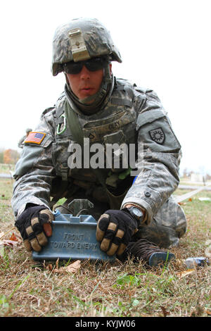 La FPC. Matthieu l'argile avec le 577th Le Sapeur entreprise attache une M18A1 Claymore mine pendant la formation à l'Wendell H. Ford Centre de formation régional à Greenville, Ky., 4 nov., 2014. (U.S. Photo de la Garde nationale par le sergent. Raymond Scott) Banque D'Images