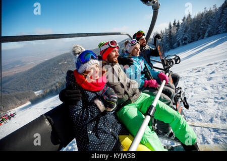 Skieurs et Surfeurs profitant sur téléskis à journée ensoleillée dans les pentes à les vacances d'hiver Banque D'Images