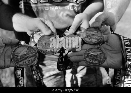 Aviateurs de la Garde nationale aérienne du Kentucky a gagné des médailles d'affichage l'exécution de l'Air Force marathon et demi-marathon le 20 septembre à Dayton, Ohio. C'est la 18e année pour l'événement, qui a lieu le troisième samedi de septembre en l'honneur de l'anniversaire de l'Armée de l'air. (U.S. Photo de la Garde nationale aérienne par le sergent. Vicky Spesard) Banque D'Images