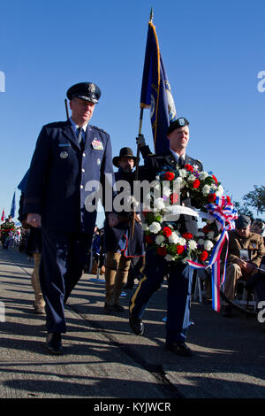 Le major-général Edward W. Tonini accompagne une couronne durant la 200ème commémoration de la bataille de La Nouvelle-Orléans au champ de bataille de Chalmette, en Louisiane, le 8 janvier 2015. Les couronnes ont été portées par le Kentucky, le Tennessee, le Mississippi et la Louisiane à la Chalmette Monument en l'honneur des miliciens qui ont participé à la bataille. (U.S. Photo de la Garde nationale par le sergent. Raymond Scott) Banque D'Images