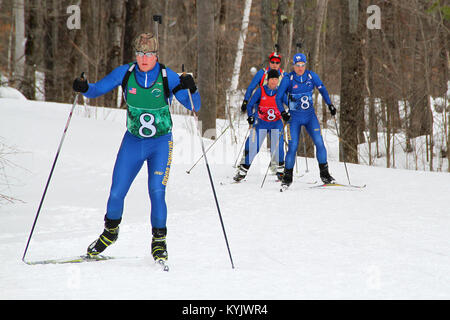 Gardes du Kentucky inscrivez-vous plus de 150 concurrents de 24 membres pour le 40ème Championnat national de biathlon garde au Camp d'Ethan Allen Site Formation à Jéricho, Vermont), 1-5 mars, 2015. (U.S. Photo de la Garde nationale par le sergent. Raymond Scott) Banque D'Images