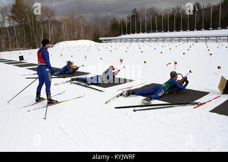 Gardes du Kentucky inscrivez-vous plus de 150 concurrents de 24 membres pour le 40ème Championnat national de biathlon garde au Camp d'Ethan Allen Site Formation à Jéricho, Vermont), 1-5 mars, 2015. (U.S. Photo de la Garde nationale par le sergent. Raymond Scott) Banque D'Images