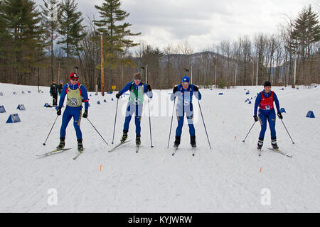 Gardes du Kentucky inscrivez-vous plus de 150 concurrents de 24 membres pour le 40ème Championnat national de biathlon garde au Camp d'Ethan Allen Site Formation à Jéricho, Vermont), 1-5 mars, 2015. (U.S. Photo de la Garde nationale par le sergent. Raymond Scott) Banque D'Images