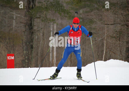 Gardes du Kentucky inscrivez-vous plus de 150 concurrents de 24 membres pour le 40ème Championnat national de biathlon garde au Camp d'Ethan Allen Site Formation à Jéricho, Vermont), 1-5 mars, 2015. (U.S. Photo de la Garde nationale par le sergent. Raymond Scott) Banque D'Images