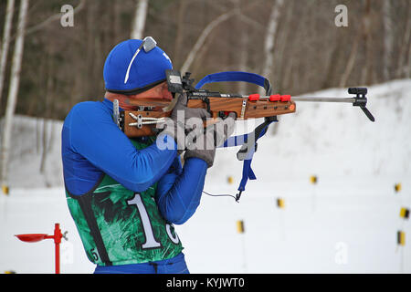 Le Capitaine Stephen Smith l'incendie de la position debout au cours de la 40e édition annuelle du Championnat de biathlon de la Garde nationale au camp d'Ethan Allen Site Formation à Jéricho, Vermont, le 5 mars 2015. Chaque concurrent effectue un huit livres de fouiller dans chaque course et était nécessaire pour tirer au moins cinq coups de l'enclin ou debout sur des cibles à 50m entre les deux tours. (U.S. Photo de la Garde nationale par le sergent. Raymond Scott) Banque D'Images