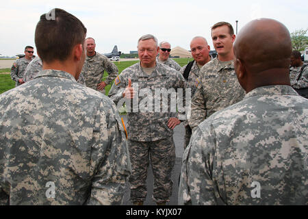 Le général Frank J. Herbe, Chef, Bureau de la Garde nationale du Kentucky avec visites garde au cours d'une visite à la communauté de Louisville, Ky., Avril 17, 2015. (U.S. Photo de la Garde nationale par le sergent. Raymond Scott) Banque D'Images