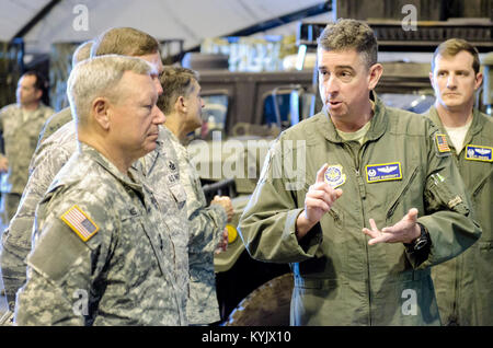 Le lieutenant-colonel Bruce Bancroft (droite), commandant de la 123e Escadron de la mobilité mondiale, parle au général Frank J. Grass, chef de la Garde Nationale, du Bureau sur les capacités du groupe d'intervention d'urgence 123e au cours d'une visite de la base de la Garde nationale aérienne du Kentucky à Louisville, Ky., le 18 avril 2015. La 123e est le seul groupe d'intervention d'urgence dans l'Air National Guard. (U.S. Air National Guard photo par le Sgt. Phil Speck) Banque D'Images