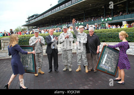 Le général Frank J. Herbe, Chef, Bureau de la Garde nationale avec les membres du Service des visites et les familles pendant la journée de reconnaissance militaire à l'Hippodrome de Keeneland à Lexington, KY., 19 avril 2015. (U.S. Photo de la Garde nationale par le sergent. Raymond Scott) Banque D'Images