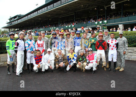 Le général Frank J. Herbe, Chef, Bureau de la Garde nationale avec les membres du Service des visites et les familles pendant la journée de reconnaissance militaire à l'Hippodrome de Keeneland à Lexington, KY., 19 avril 2015. (U.S. Photo de la Garde nationale par le sergent. Raymond Scott) Banque D'Images