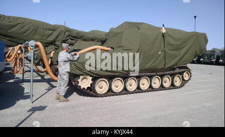 Le s.. Eric Miers vérifie la gaine de protection d'humidité contrôlée relié à un M109A6 Paladin à la mobilisation et de l'équipement de formation à Fort Knox. La corrosion est un problème mondial, la consommation de notre infrastructure et menace notre équipement militaire. Sur une base quotidienne la Garde côtière a Kentucky pour protéger plus de 100 millions de dollars de matériel, en les empêchant de la corrosion. La Garde nationale du Kentucky (photo de l'Adjudant-chef Christophe Kehl) Banque D'Images