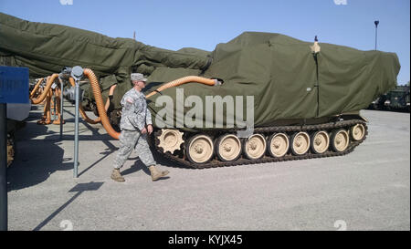 Le s.. Eric Miers vérifie la gaine de protection d'humidité contrôlée relié à un M109A6 Paladin à la mobilisation et de l'équipement de formation à Fort Knox. La corrosion est un problème mondial, la consommation de notre infrastructure et menace notre équipement militaire. Sur une base quotidienne la Garde côtière a Kentucky pour protéger plus de 100 millions de dollars de matériel, en les empêchant de la corrosion. La Garde nationale du Kentucky (photo de l'Adjudant-chef Christophe Kehl) Banque D'Images