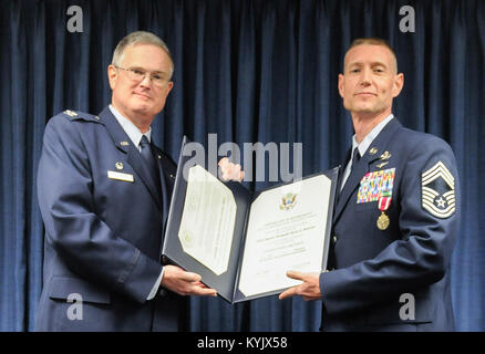 Le colonel David Mounkes (à gauche), commandant de la 123e groupe d'intervention d'urgence, présente le sergent-chef en chef. Scott A. Wanner, le chef du groupe s'enrôle manager, avec un certificat de la retraite au cours d'une cérémonie à la New York Air National Guard Base à Louisville, Ky., 26 avril 2015. Wanner servi dans l'Armée de l'air en service actif, de la Réserve aérienne et de la Garde nationale aérienne depuis plus de 30 ans. (U.S. Photo de la Garde nationale aérienne par le sergent. Vicky Spesard) Banque D'Images