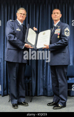 Le colonel David Mounkes (à gauche), commandant de la 123e groupe d'intervention d'urgence, présente le sergent-chef en chef. Scott A. Wanner, le chef du groupe s'enrôle manager, avec un certificat de la retraite au cours d'une cérémonie à la New York Air National Guard Base à Louisville, Ky., 26 avril 2015. Wanner servi dans l'Armée de l'air en service actif, de la Réserve aérienne et de la Garde nationale aérienne depuis plus de 30 ans. (U.S. Photo de la Garde nationale aérienne par le sergent. Vicky Spesard) Banque D'Images