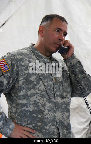 Le Major Joe Warren répond au téléphone dans la 149e Brigade d'amélioration de Manœuvre tactique principal centre d'opérations de 72 heures au cours d'un exercice de poste de commandement du 21 au 23 juin au Camp Atterbury, Indiana. (U.S. La Garde nationale de l'armée photo par le Sgt. First Class Rebecca Wood) Banque D'Images