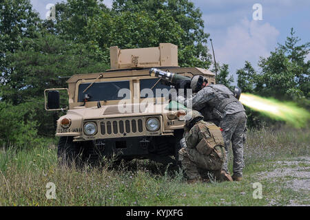 Soldats avec Delta Co., 1er Bataillon, 149e Infantry fire une lance-missiles à Fort Knox, Ky., 26 juillet 2016. (U.S. La Garde nationale de l'armée photo de la FPC. Nasir Stoner) Banque D'Images