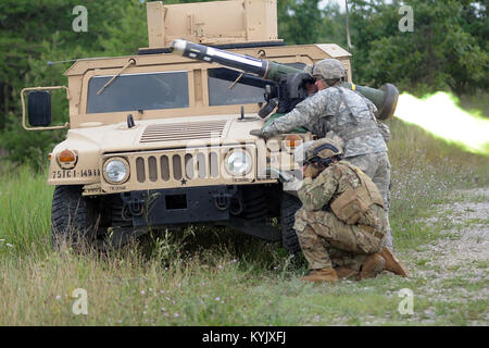 Soldats avec Delta Co., 1er Bataillon, 149e Infantry fire une lance-missiles à Fort Knox, Ky., 26 juillet 2016. (U.S. La Garde nationale de l'armée photo de la FPC. Nasir Stoner) Banque D'Images