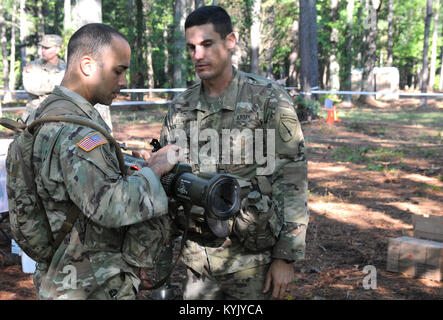 Le major Jason Mendez (à gauche), et le capitaine James Murray, attaché au 1er bataillon du 149e Régiment d'infanterie, la Garde nationale du Kentucky, la pratique des mesures de performances sur un4 pendant l'essai pour l'insigne de l'infanterie d'experts le 5 août par le 10 août à Fort Pickett (Virginie Mendez et Murray ont été deux des trois gardes du Kentucky pour gagner la BEI. (U.S. Photo de la Garde nationale par le sergent. Lerone Simmons) Banque D'Images