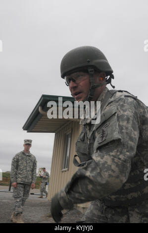 Le sergent de la Garde nationale du Kentucky. Justin Tinnell, un analyste de l'imagerie avec le 20e Groupe des forces spéciales, s'exécute à la station suivante, après l'inversion un pneu quatre fois, au cours de l'effort-feu parcours élaboré pour le meilleur Guerrier 2016 6 novembre la concurrence. Il y avait six tâches exigeantes, y compris les cibles de frapper avec des armes nucléaires, que les participants ont eu à remplir. Tinnell a été l'un des 15 Kentucky gardes qui ont concouru pour le titre de gardien du Kentucky soldat, sous-officier ou sous-officier supérieur de l'année à Wendell H. Ford Centre de formation régional à Greenville, Mississippi. (U.S. Guar nationale d'armée Banque D'Images