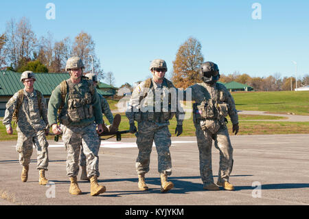 Le personnel infirmier de vol Le Sgt. Jeremy Lowe, Det. 1, HHD, 2/238ème Régt. de l'aviation, des guides d'une équipe de la litière d'attente vers un UH-60 Black Hawk hélicoptère d'évacuation sanitaire dans le cadre de soutien la formation d'assistant médical de combat menées à la Garde nationale du Kentucky Wendell H. Ford Centre de formation régional à Greenville, Mississippi, le 14 novembre. Quinze techniciens médicaux de combat autour de l'État en est venu à la medical cours de recyclage afin de maintenir leur certification à prodiguer des soins médicaux d'urgence. Army National Guard (photo par le Sgt. 1re classe Aaron Hiler, Mobile 133e Détachement des affaires publiques) Banque D'Images