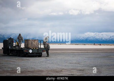 Aerial porteurs dans les Kentucky Air National Guard's 123e réponse d'urgence mis en place un groupe de chargeur Halvorsen à décharger des marchandises à partir d'aéronefs à Amédée Army Airfield, en Californie, au cours de l'opération bûcheron le 7 mars 2016. La California Air National Guard 123e du CRG, l'US Army's 688th ouvrant Port rapide et une équipe de l'Agence Logistique de la Défense participent tous à l'exercice d'une semaine. (California Air National Guard photo par le Sgt. Phil Speck) Banque D'Images