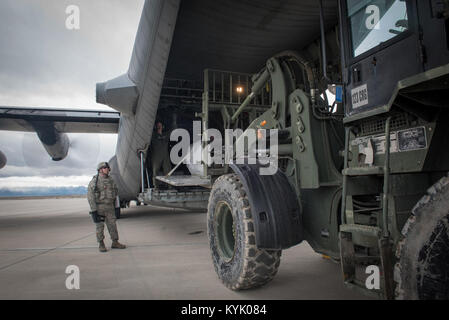 Aerial porteurs dans les Kentucky Air National Guard's 123e groupe le Plan d'intervention à décharger des marchandises d'un Wyoming Air National Guard C-130 à Amédée Army Airfield, Californie, le 8 mars 2016. La 123CRG travaille en collaboration avec le U.S. Army's 688th ouvrant Port rapide et une équipe de l'Agence Logistique de la Défense pour l'exploitation des tâches interarmées Force-Port Sangala ouverture pendant une semaine de l'exercice appelé Opération bûcheron. L'objectif de la JTF-PO est d'établir une antenne port de débarquement, fournir la capacité de distribution initiale et mis en place pour l'entreposage au-delà d'une distribution Banque D'Images