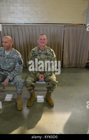 WOC Joseph Nelson se prépare à recevoir sa commission en qualité d'Adjudant 1 le 29 avril 2016- Ky Garde Nationale photo de Walt Leaumont Banque D'Images