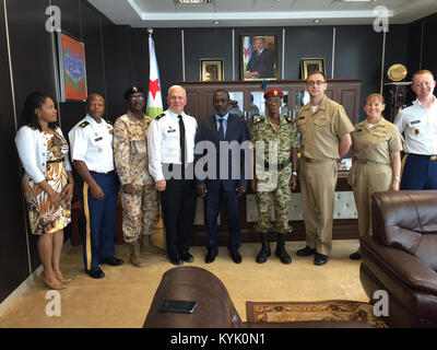 Le brig. Le général Ben Adams visite l'Assemblée nationale djiboutienne avec son président, Mohamed Ali Moumed lors de son voyage en mai 2016 dans le cadre du programme de partenariat de l'état du Kentucky a avec la nation africaine de Djibouti. (Photo) Banque D'Images