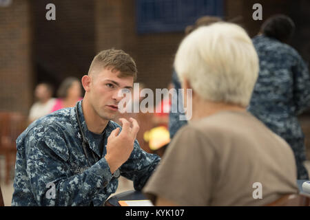 Maître de 3e classe Steven Hanson, un hôpital corpsman du Centre médical de la Force expéditionnaire du détachement des Grands Lacs V, parle avec un patient à Mayfield, Ky., 18 juillet 2016, au cours de la formation préparatoire à l'innovation médicale Bluegrass. Au cours de cette formation plusieurs unités de la Garde nationale aérienne, y compris l'Alaska Air National Guard, réserves de la Marine américaine, U.S. Army National Guard et Delta Regional Authority offre des soins médicaux et dentaires à aucun coût aux résidents dans trois endroits de l'ouest du Kentucky du 18 juillet au 27. (U.S. Air National Guard photo par le Sgt. Phil Speck) Banque D'Images