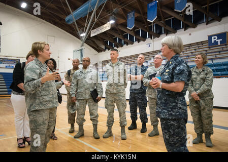 Le major Tiffany Hubbard, une infirmière du Kentucky Air National Guard's 123e Groupe médical (à gauche), parle à l'arrière de l'US Navy Adm. Priscilla Coe (deuxième à droite), chef d'état-major adjoint pour le Bureau de la marine américaine de médecine et de chirurgie et chef adjoint de la réserve de la Marine, Corps dentaire et un groupe d'éminents visiteurs au cours d'une visite d'une clinique de soins de santé à Paducah Tilghman High School de Paducah, Ky., 23 juillet 2016. La clinique est l'un des trois étant exploité dans l'ouest du Kentucky par des membres de la Garde nationale de l'air et de la Marine Réserver sans frais pour fournir des soins médicaux, dentaires et d'optique de soins Banque D'Images