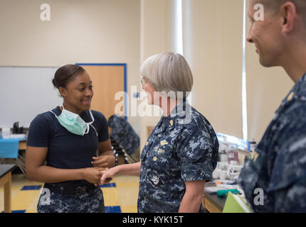 L'arrière de l'US Navy Adm. Priscilla Coe (centre), chef d'état-major adjoint pour le Bureau de la marine américaine de médecine et de chirurgie et chef adjoint de la réserve de la Marine, Corps dentaire présente une médaille d'excellence de la Marine américaine à Elohor Hospitalman Okoko au comté de tombes High School de Mayfield, Ky., 23 juillet 2016. Okoko, un adjoint dentaire affecté à l'installation médicale du corps expéditionnaire de la Marine américaine 1 Grands Lacs, est l'un des plus de 200 sevicemembers qui sont l'exploitation de trois centres de soins de santé dans l'ouest du Kentucky pour fournir des soins médicaux, dentaires et optiques à aucun coût aux résidents de la région du 18 juillet au 27. L'IA du Kentucky Banque D'Images