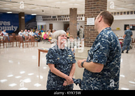 L'arrière de l'US Navy Adm. Priscilla Coe (à gauche), chef d'état-major adjoint pour le Bureau de la marine américaine de médecine et de chirurgie et chef adjoint de la réserve de la Marine, Corps dentaire parle de U.S. Navy Hospital Corpsman 1re classe Bill Brickson tombes au County High School de Mayfield, Ky., 23 juillet 2016. Brickson est l'un des plus de 200 sevicemembers qui sont l'exploitation de trois centres de soins de santé dans l'ouest du Kentucky pour fournir des soins médicaux, dentaires et optiques à aucun coût aux résidents de la région du 18 juillet au 27. Le California Air National Guard, la réserve de la Marine américaine et d'autres unités militaires s'associent avec le Delta Regio Banque D'Images