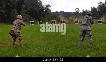 L'armée nationale et de l'air du Kentucky envoyer à coups de gardes au cours de l'Assemblée annuelle de l'adjudant général de la Garde nationale du Kentucky Rifle and Pistol Événement de formation d'état de Fort Knox au Kentucky, le 31 juillet 2016. Cet événement est ouvert à tous les gardes nationaux du Kentucky. (U.S. La Garde nationale de l'armée photo par le Sgt. Brandy Mort) Banque D'Images