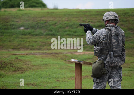 Le Sgt commande. Le major Jesse Withers, sergent-major de commandement de la 149e équipe de l'engagement militaire, se qualifie avec son pistolet M9 le 6 août à Wendell H. Ford Centre de formation régional. Banque D'Images